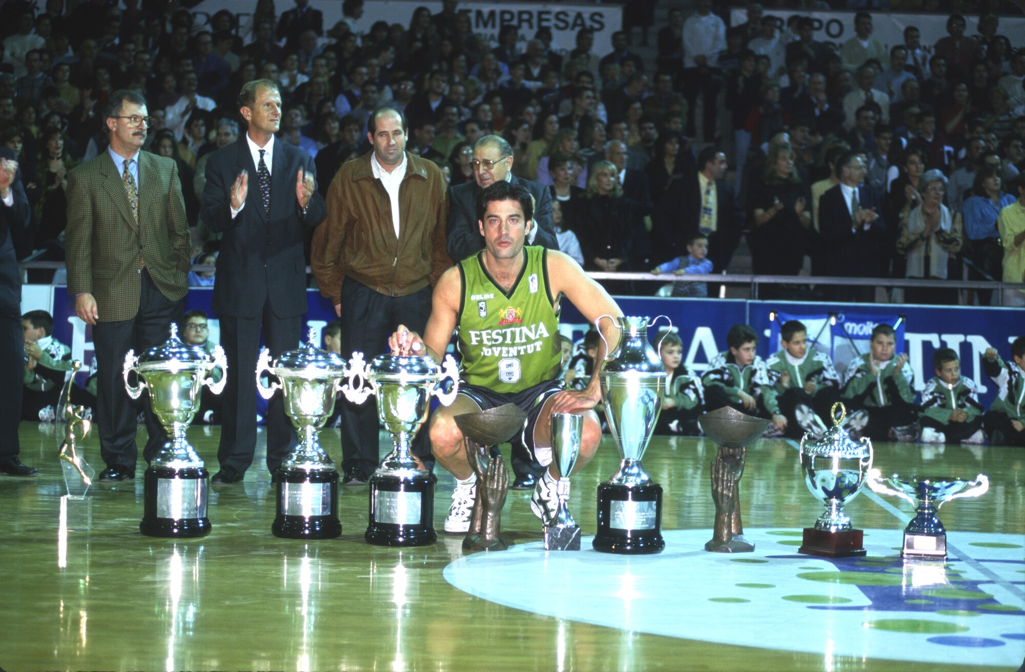 Jordi Villacampa posa con todos sus trofeos cosechados en la Penya