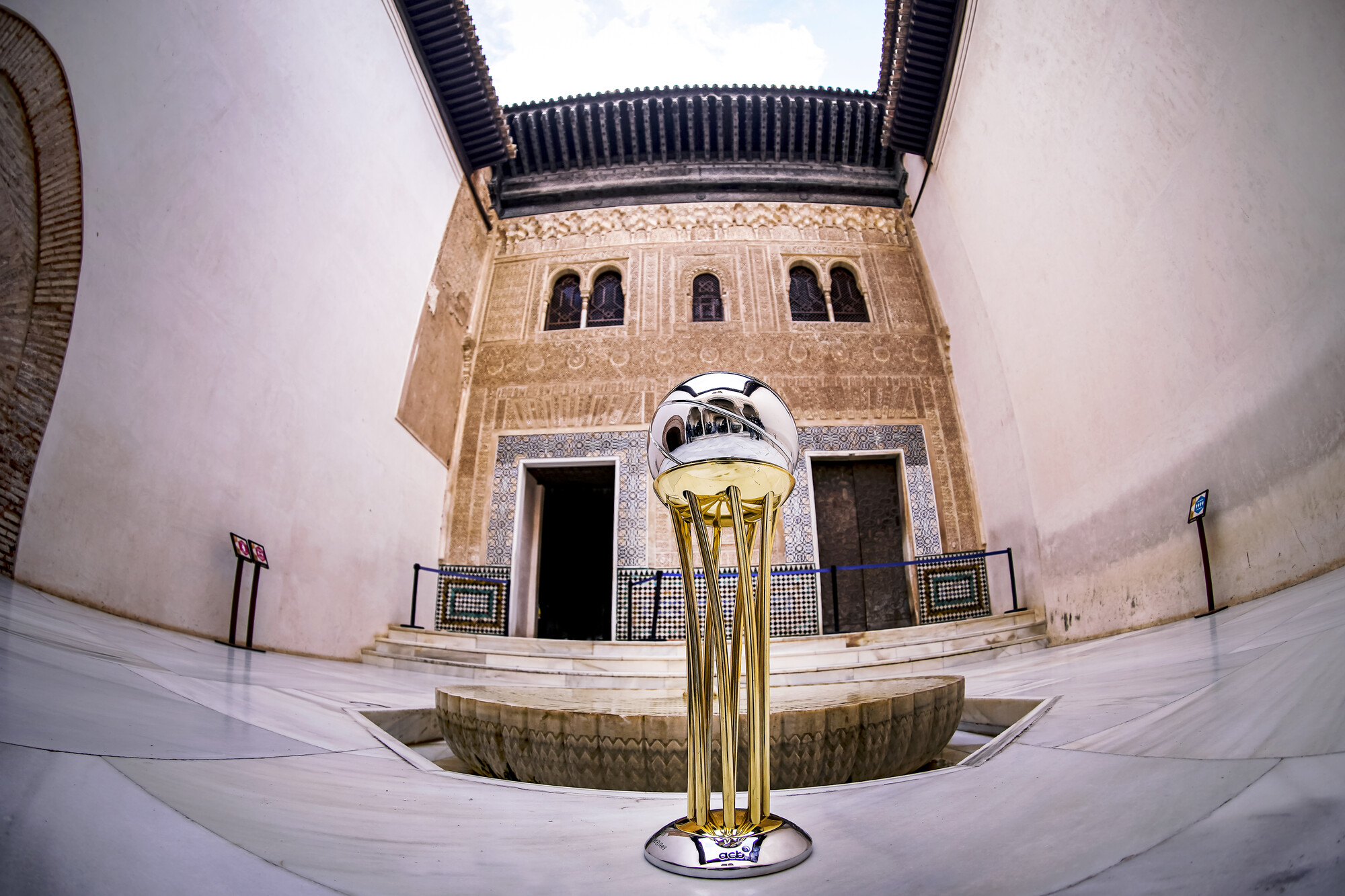 El trofeo de la Copa del Rey recorre los lugares emblemáticos de Granada