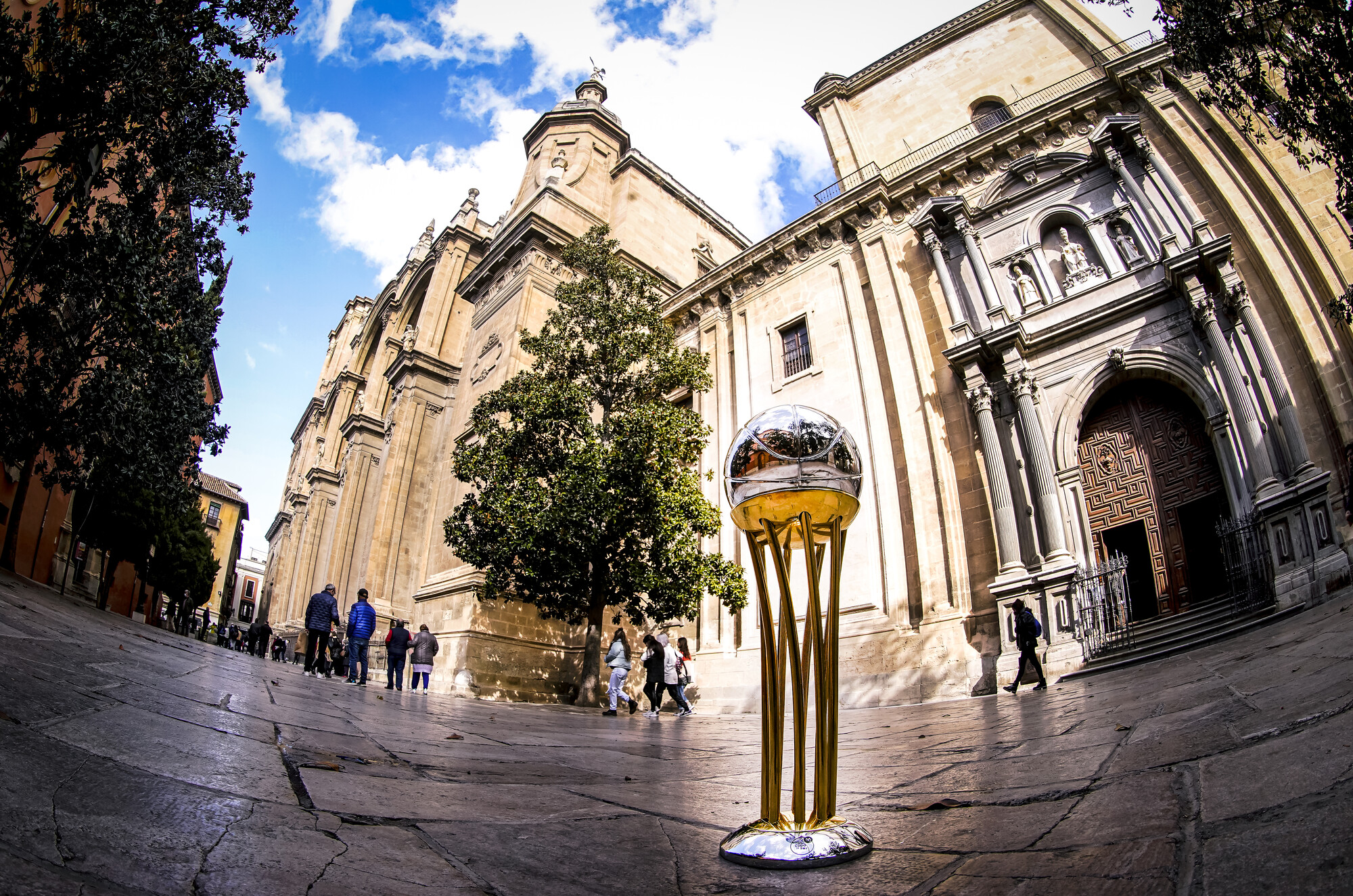 El trofeo de la Copa del Rey recorre los lugares emblemáticos de Granada