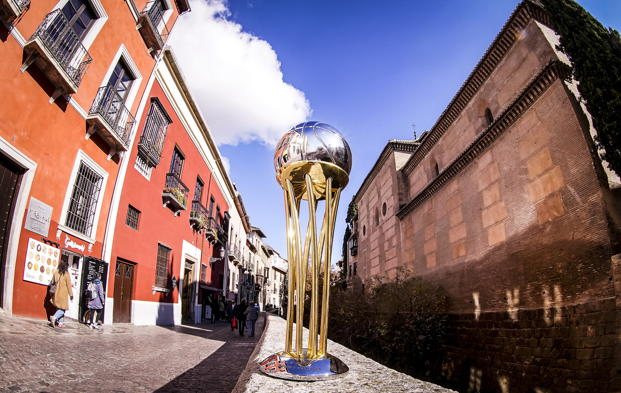 El trofeo de la Copa del Rey recorre los lugares emblemáticos de Granada