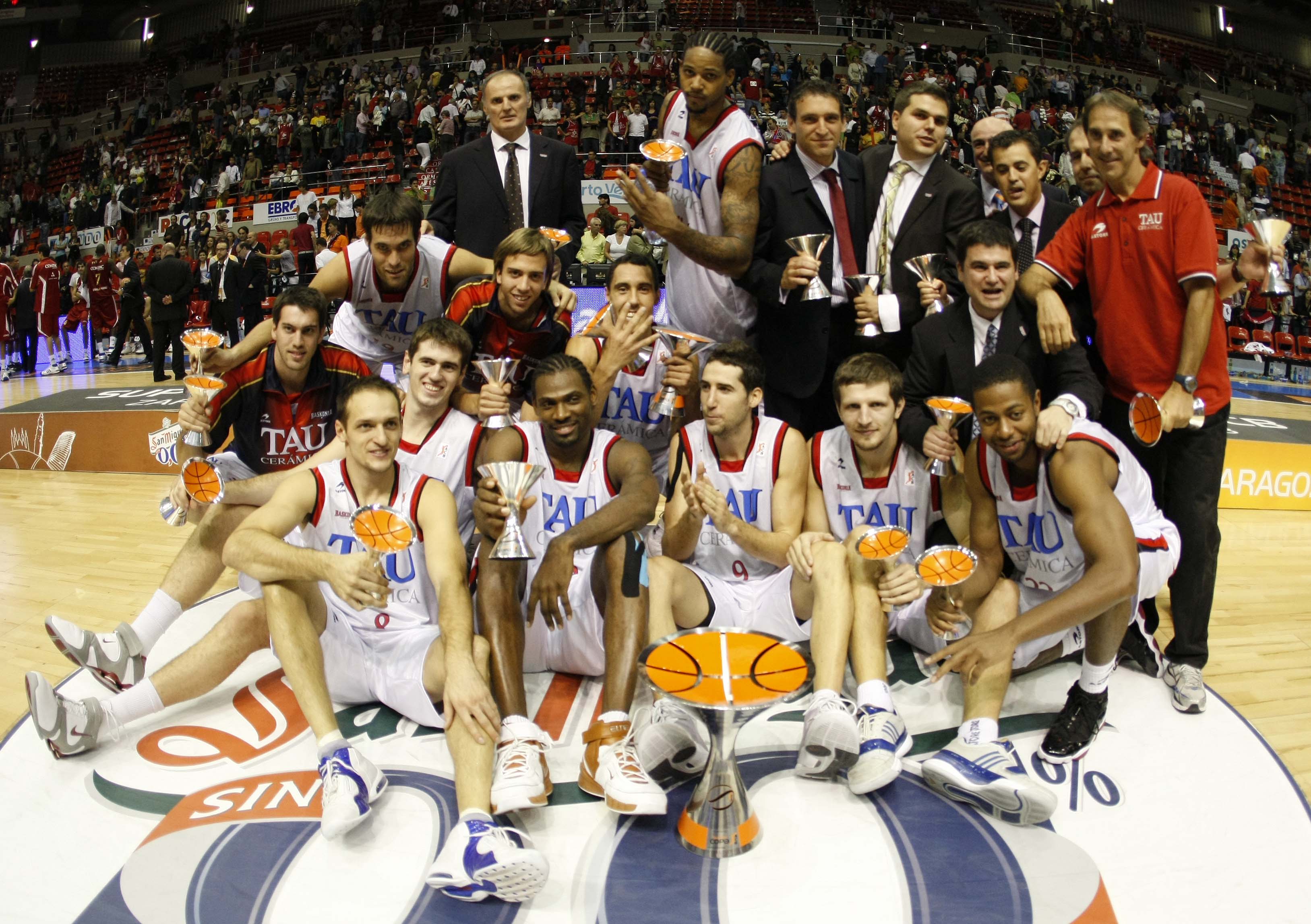 El TAU Baskonia posa con el trofeo de Supercopa Endesa 2008