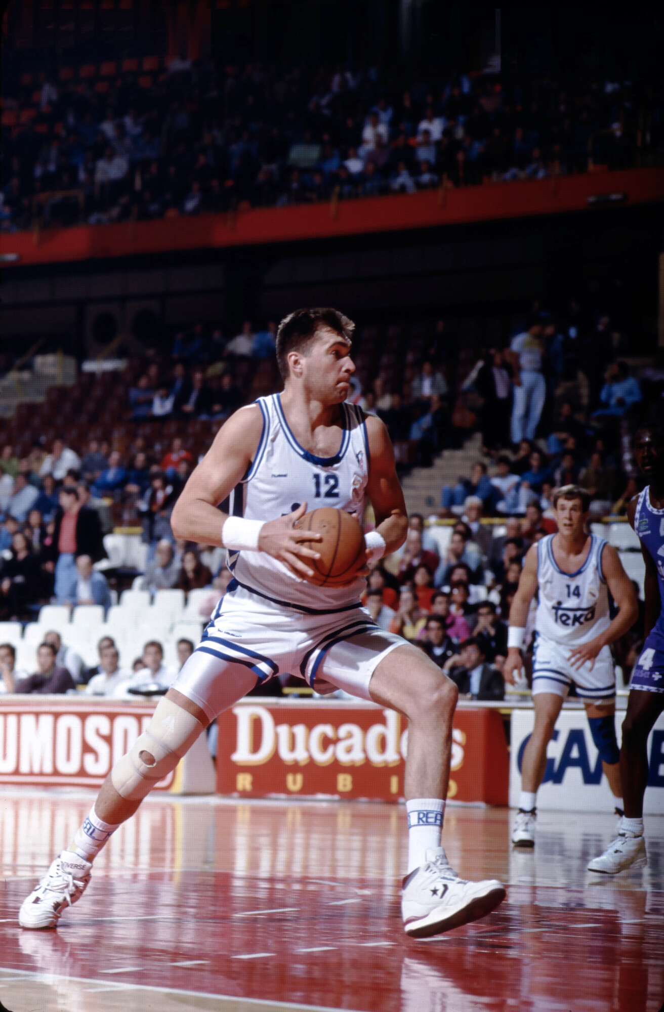 Arvydas Sabonis con el balón