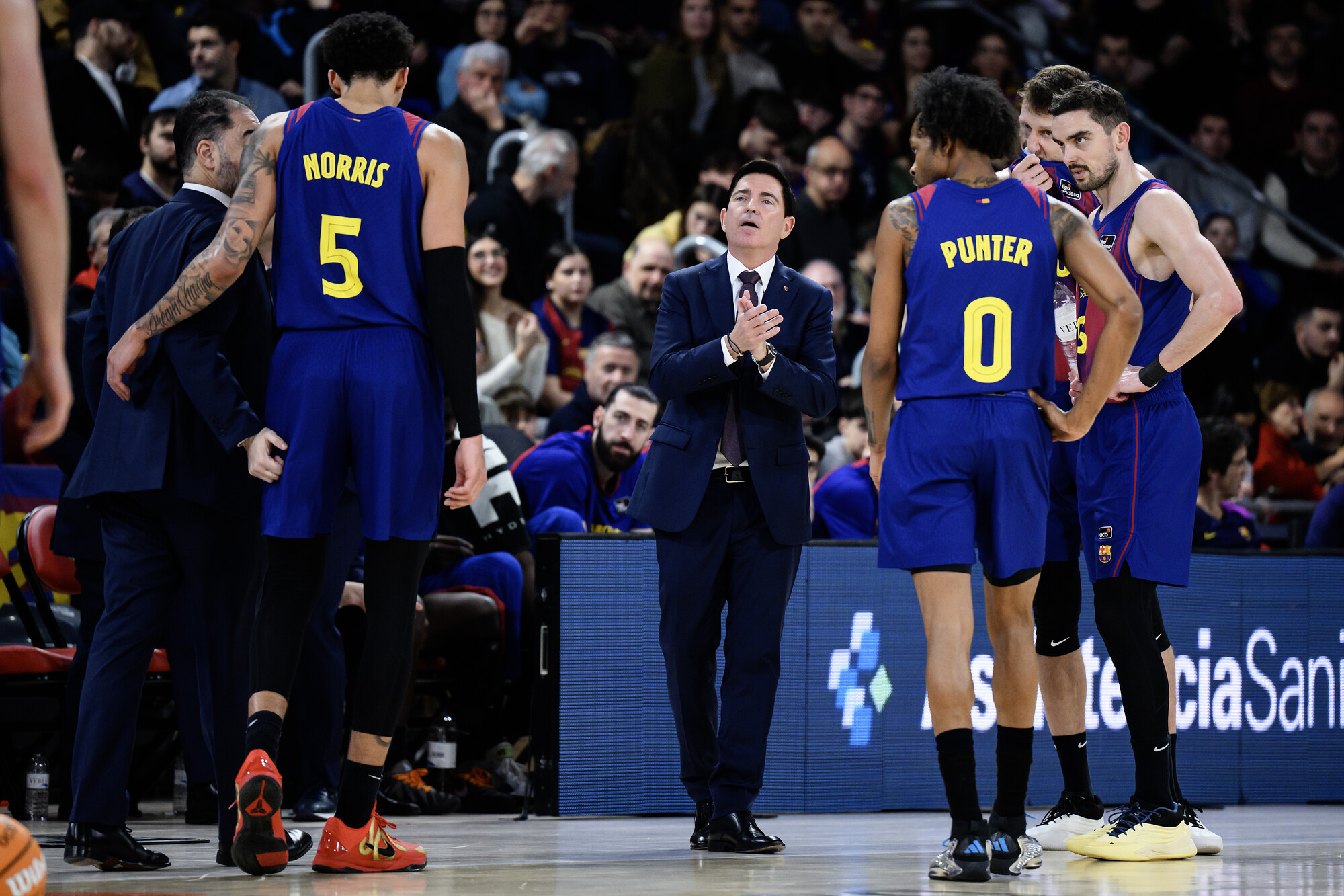 Xavi Pascual y la plantilla del Barça, en un parón