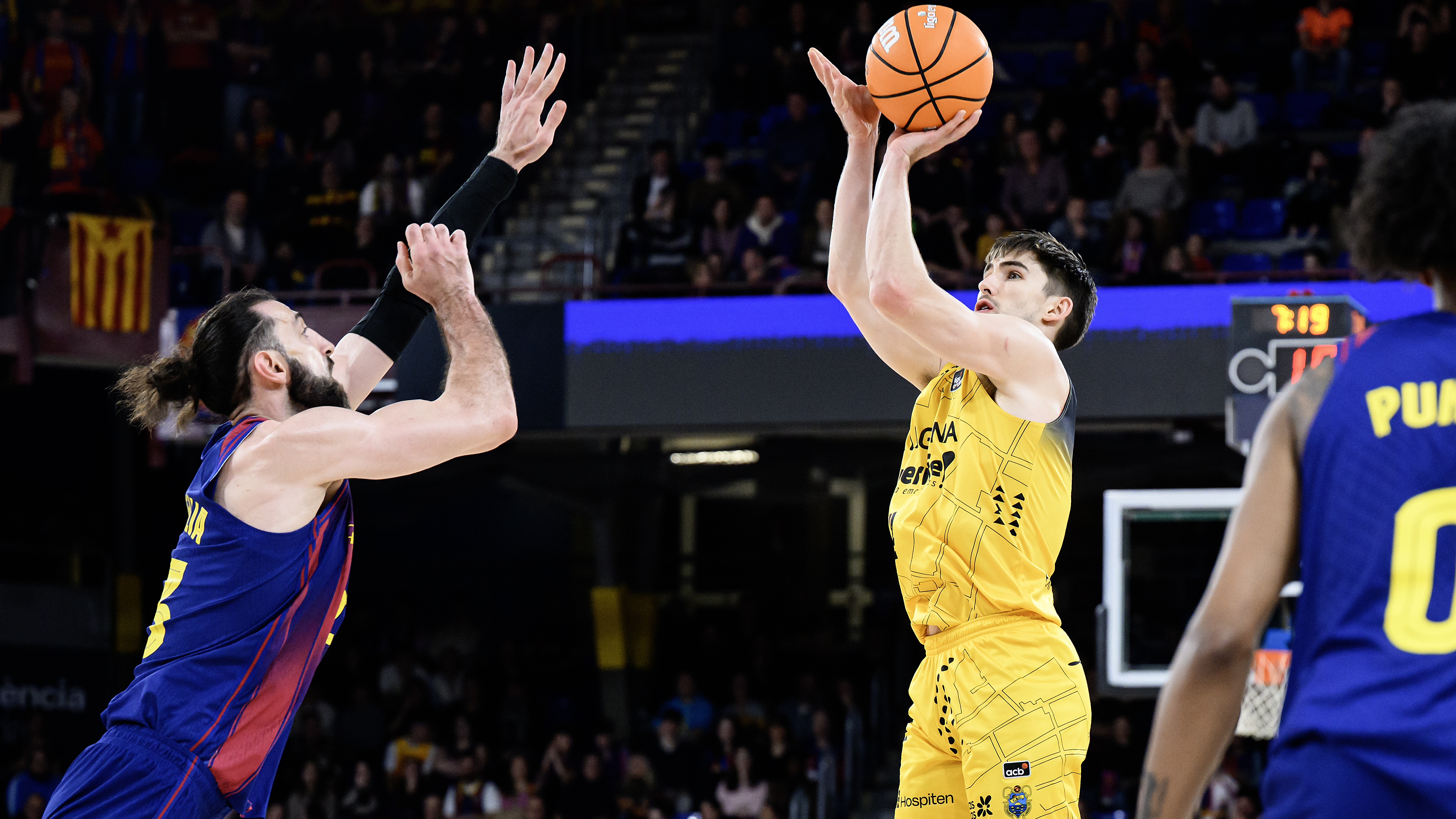 Wesley Van Beck se eleva para lanzar de tres.