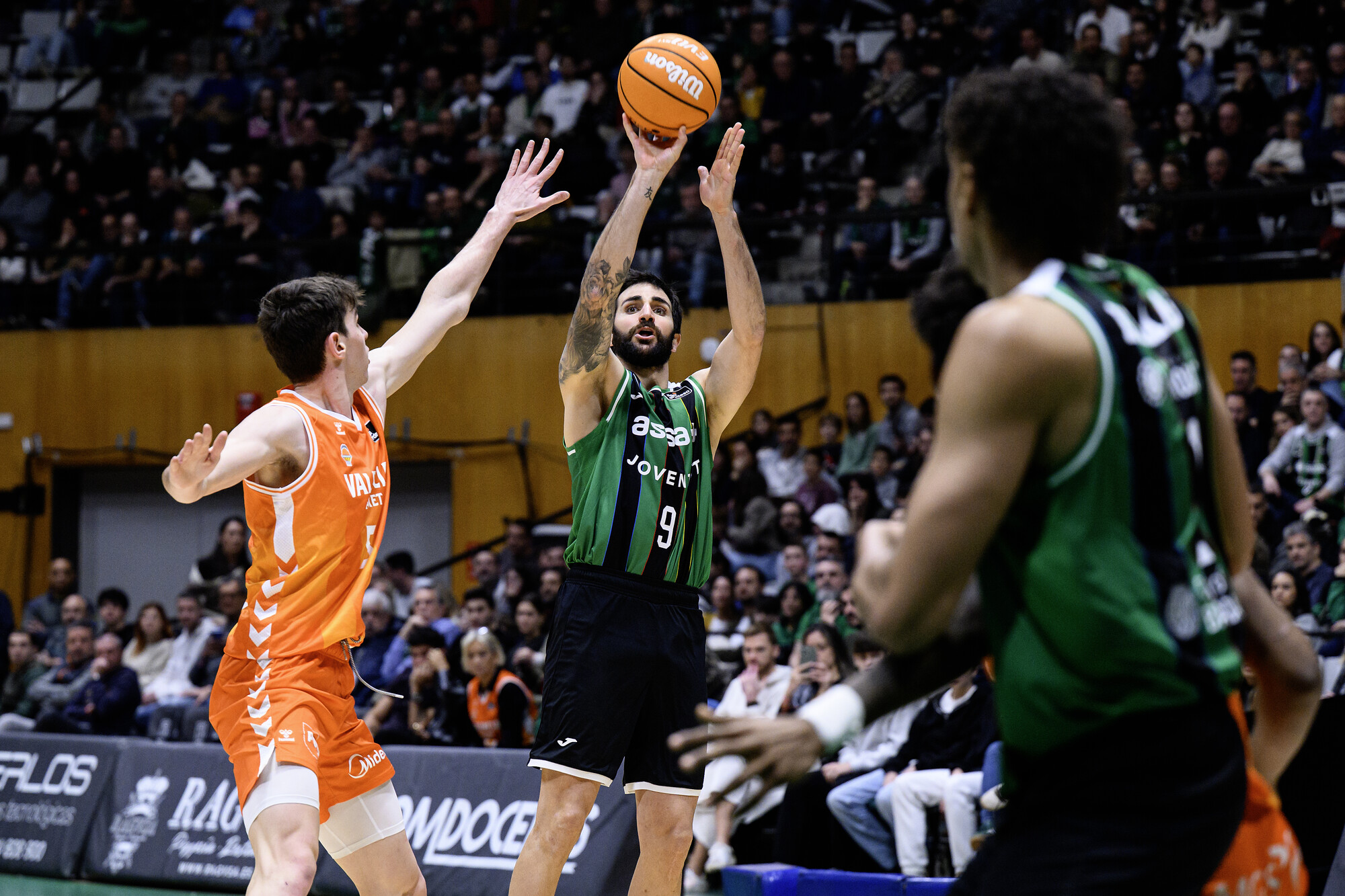 Ricky Rubio lanza un triple ante De Larrea