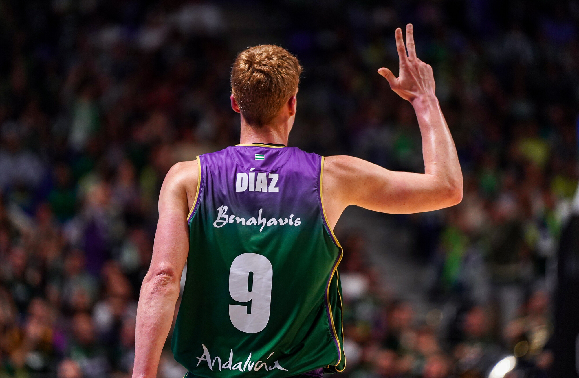 Alberto Díaz celebra un triple