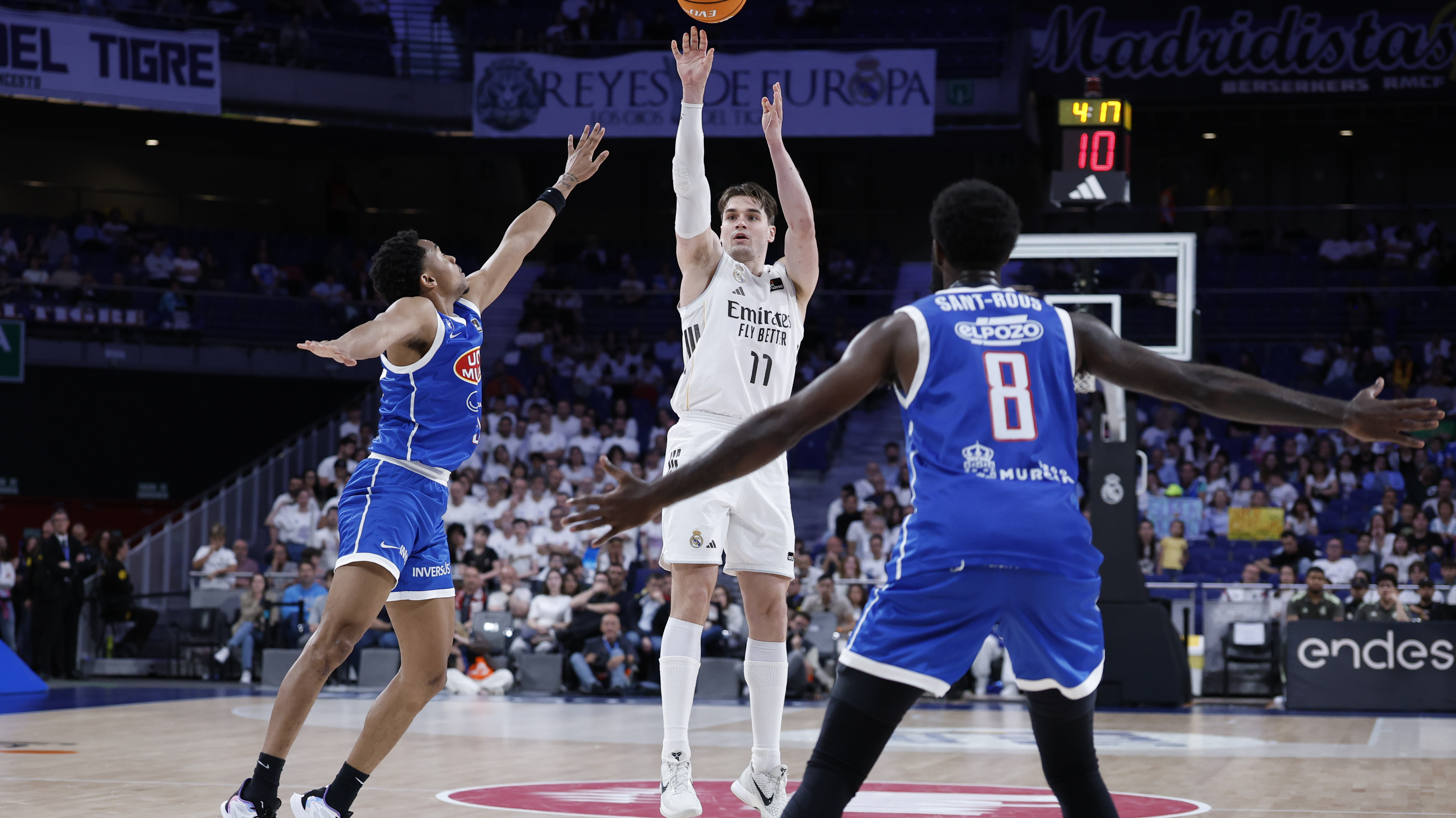 Mario Hezonja lanza su célebre triplazo casi desde el logo.