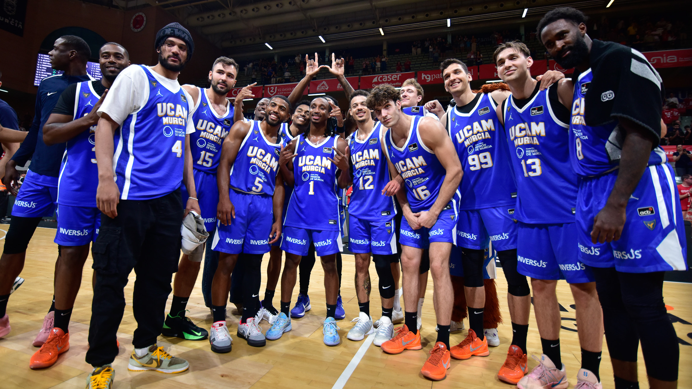Foto de equipo del UCAM Murcia tras la Jornada 34