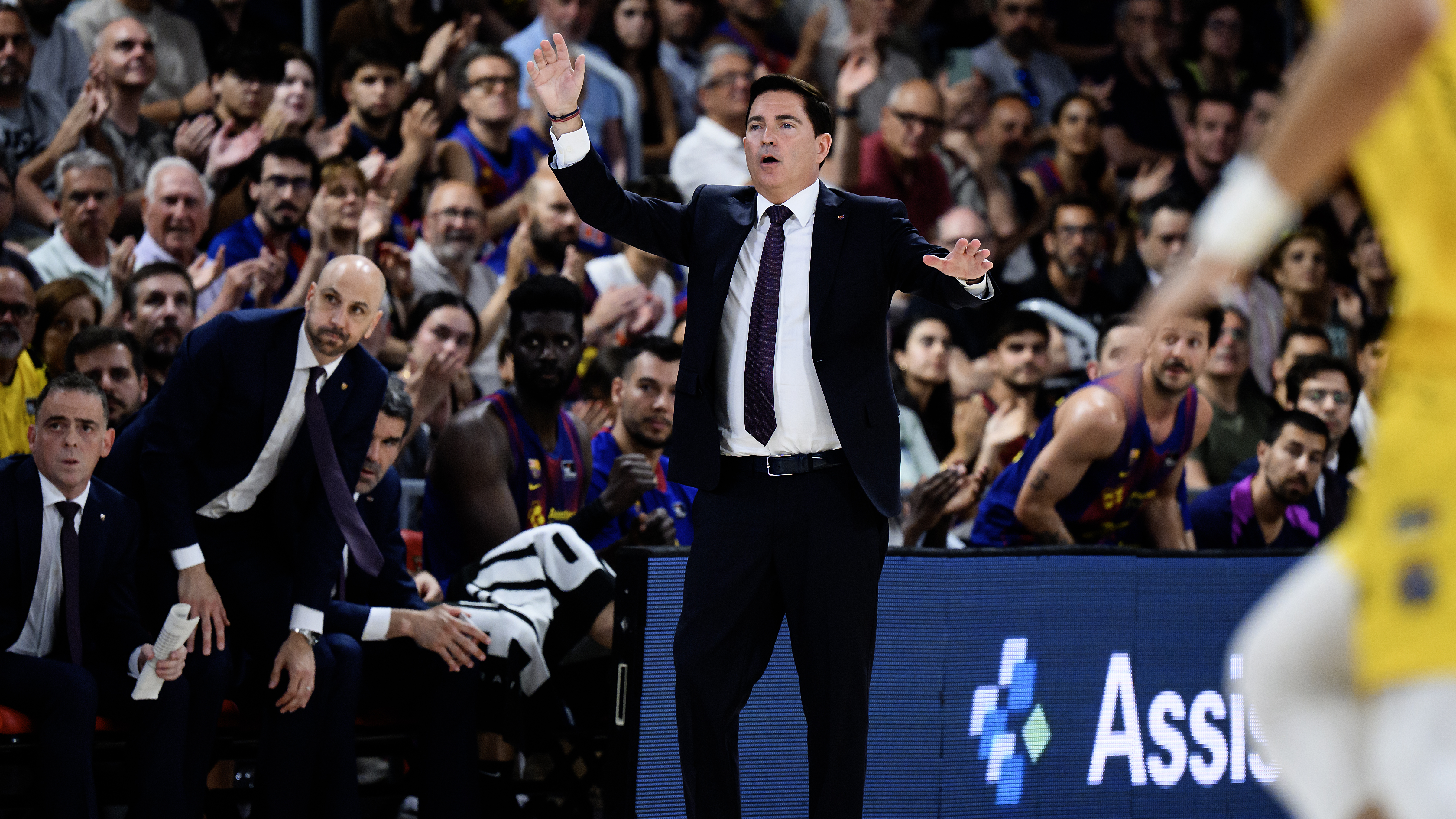 Xavi Pascual da instrucciones desde la banda