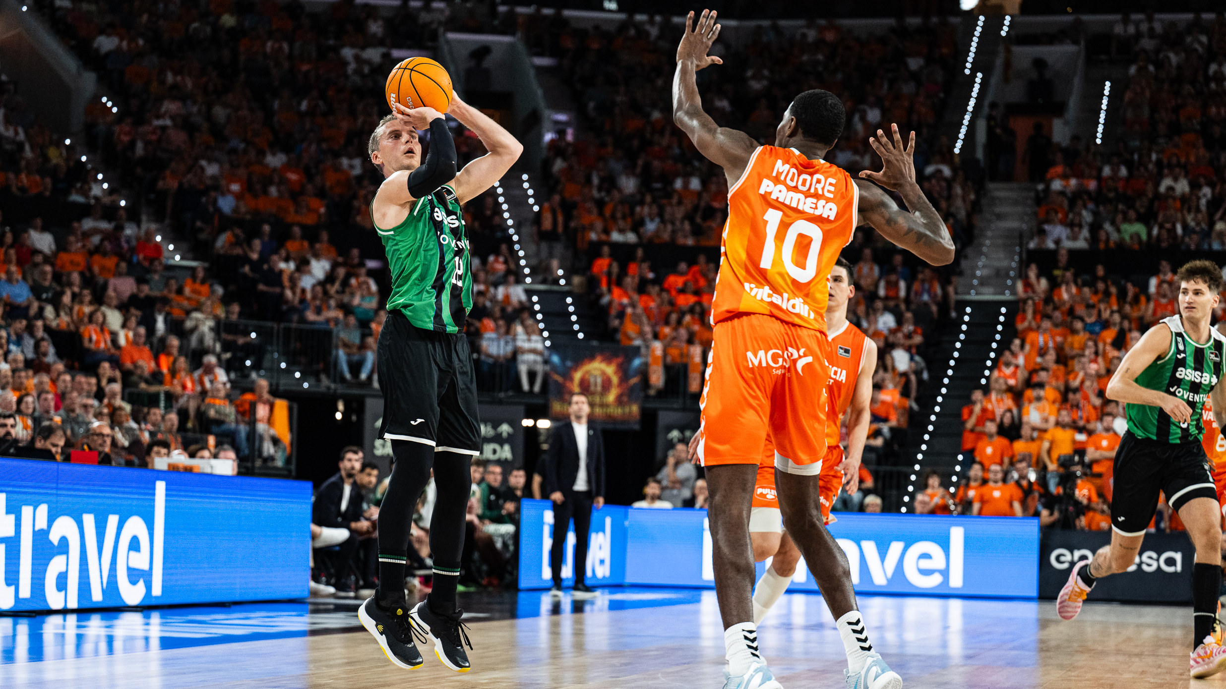 Ludde Hakanson lanza de tres.