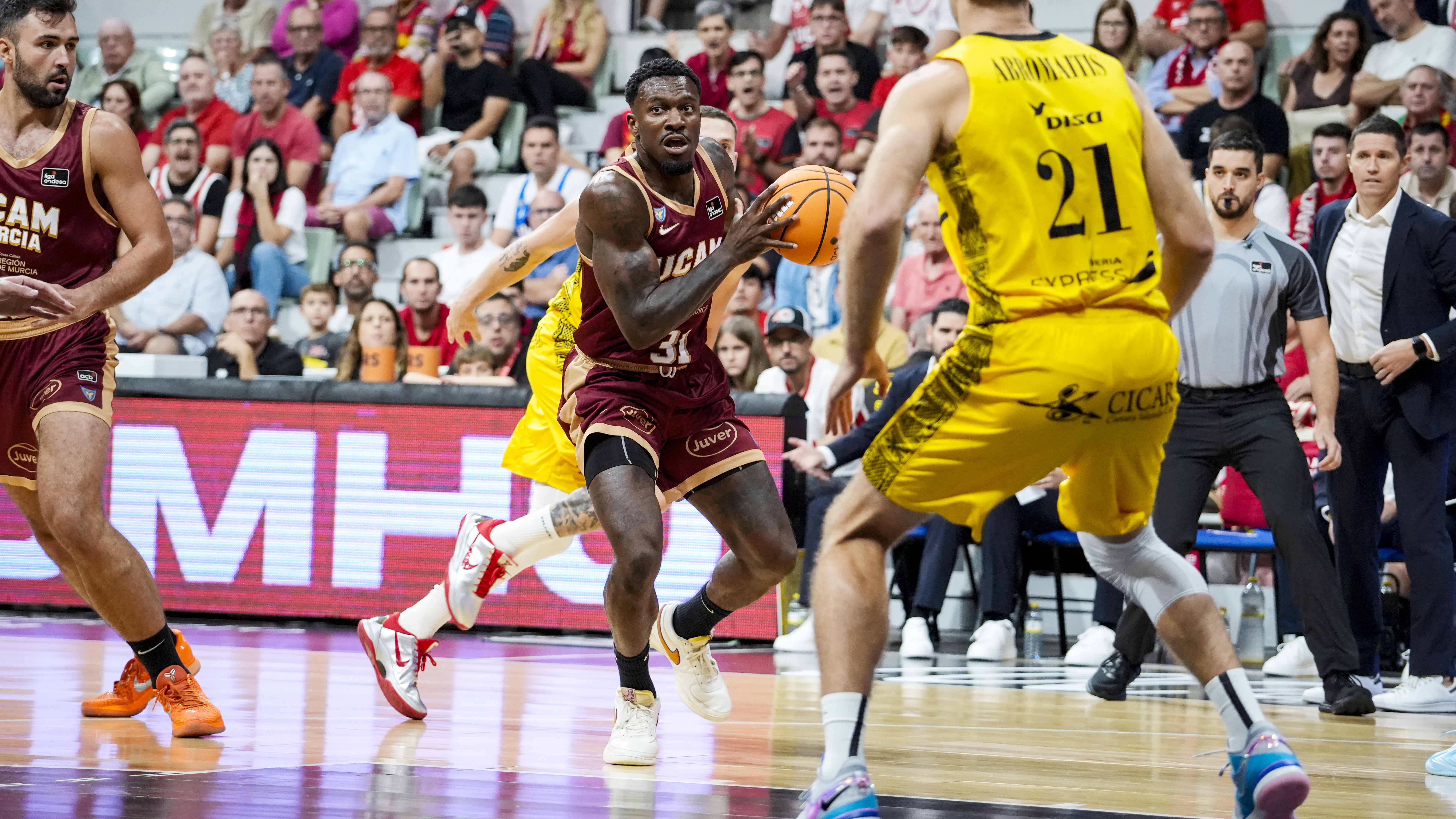 Dylan Ennis escanea la pista