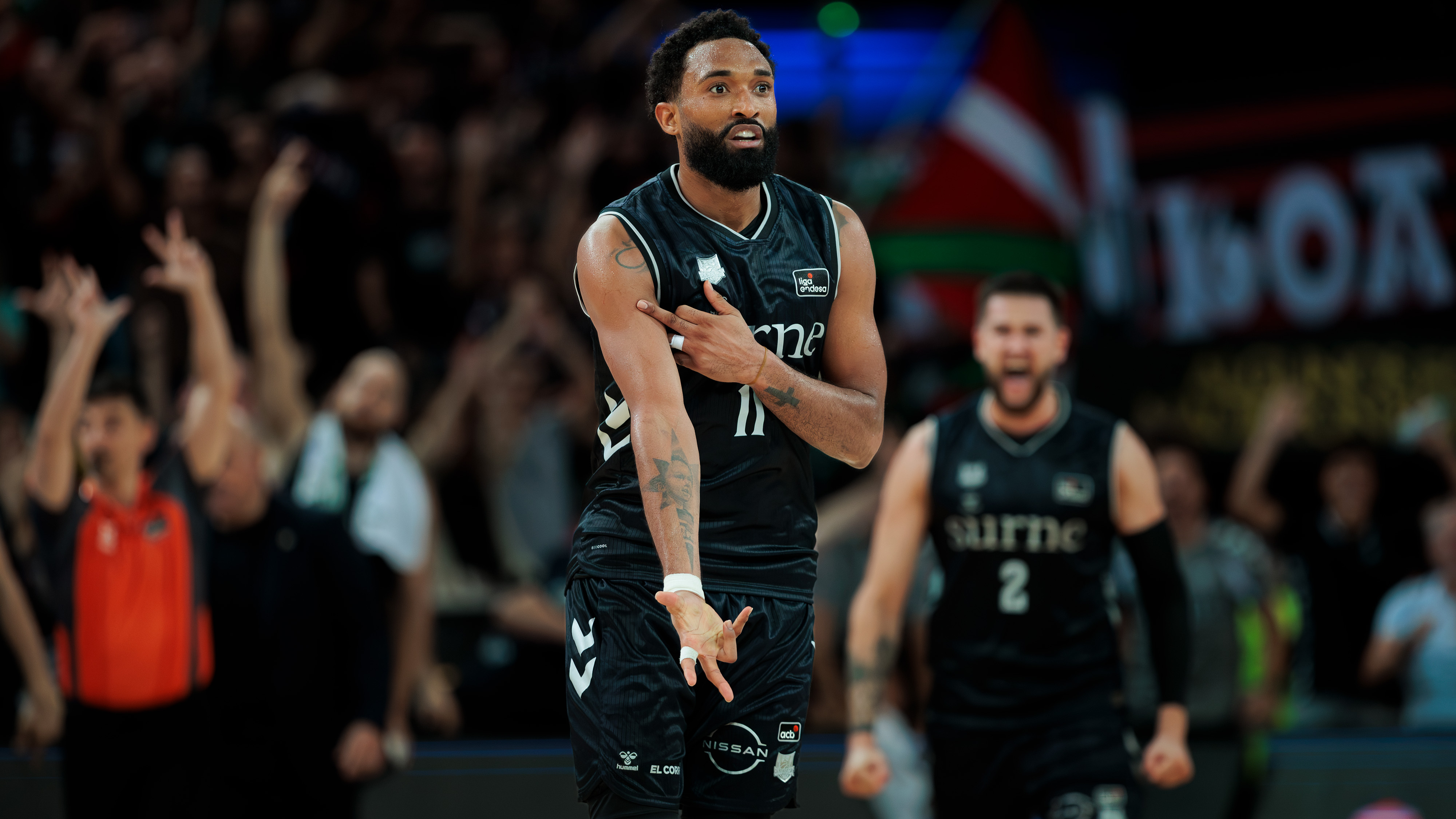 Darrun Hilliard celebra un triple decisivo