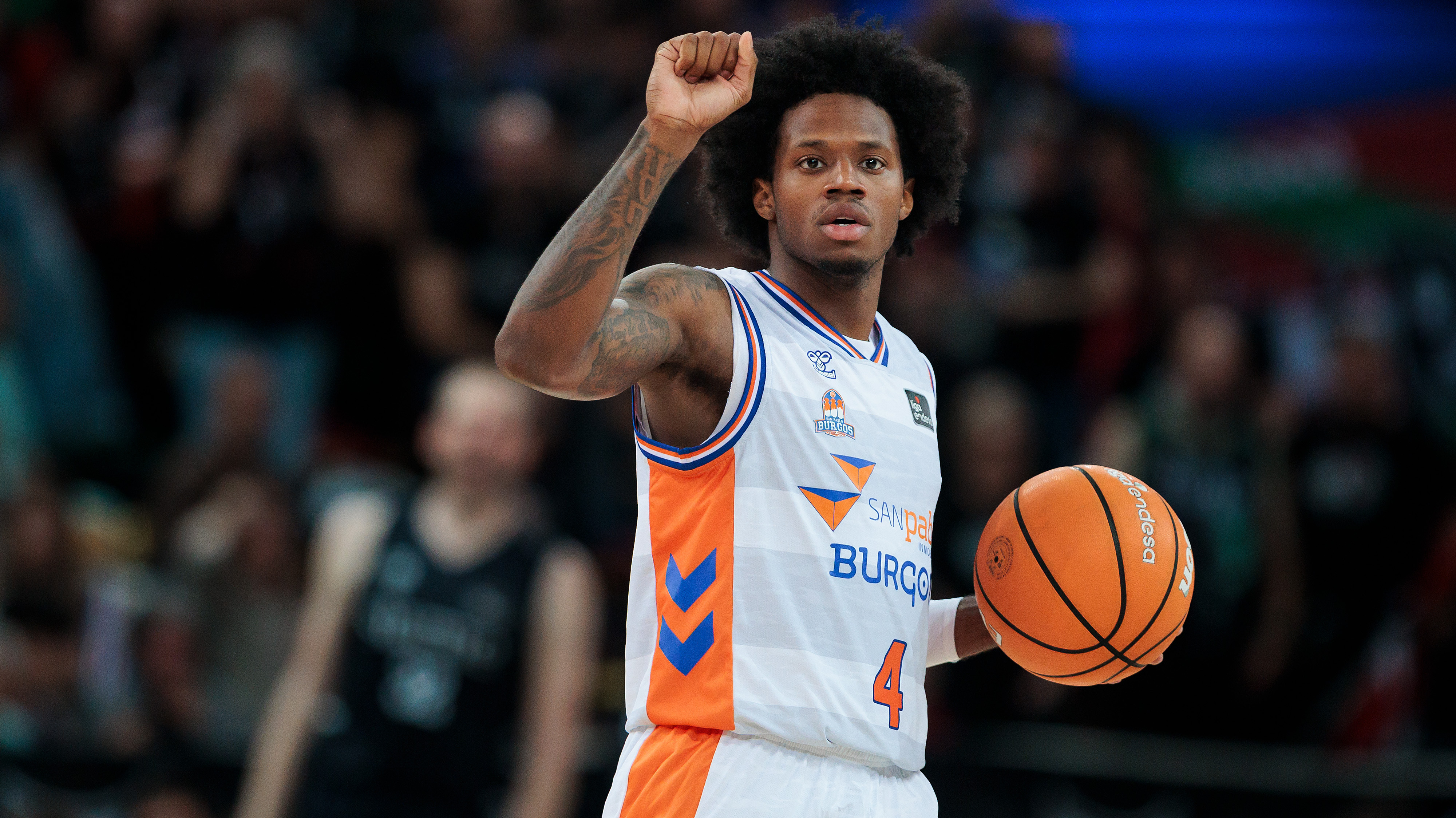 Dj Steward marca la jugada en ataque